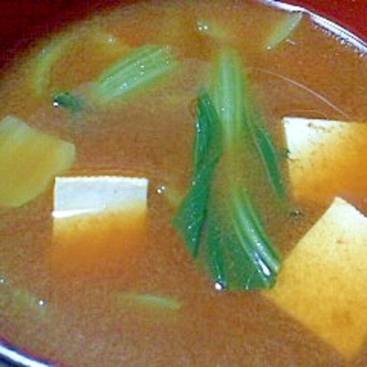 チンゲン菜と豆腐の赤味噌汁